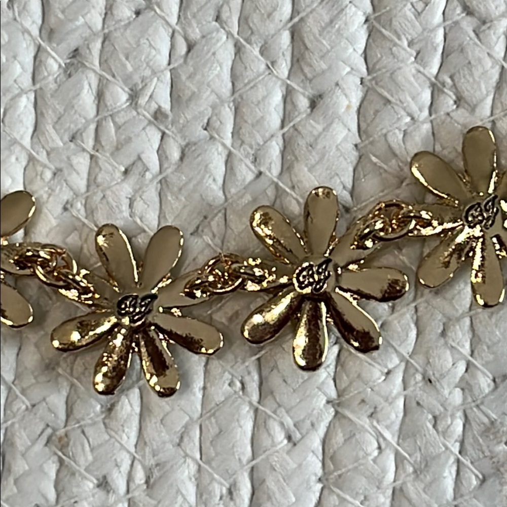 Betsey Johnson Adjustable Pavé Yellow Daisy Frontal Necklace NWT - Picture 7 of 9